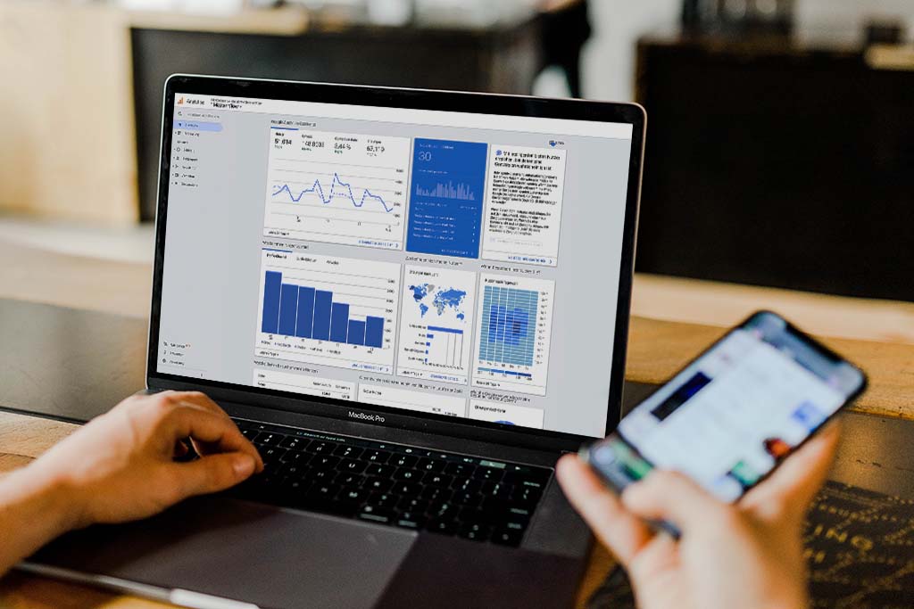 Laptop und Smartphone die den Google Analytics Account für Online Marketing zeigen.