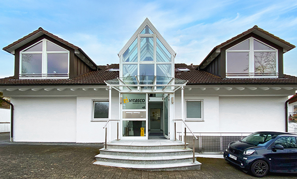Das Firmengebäude der vitasco GmbH - Haupteingang